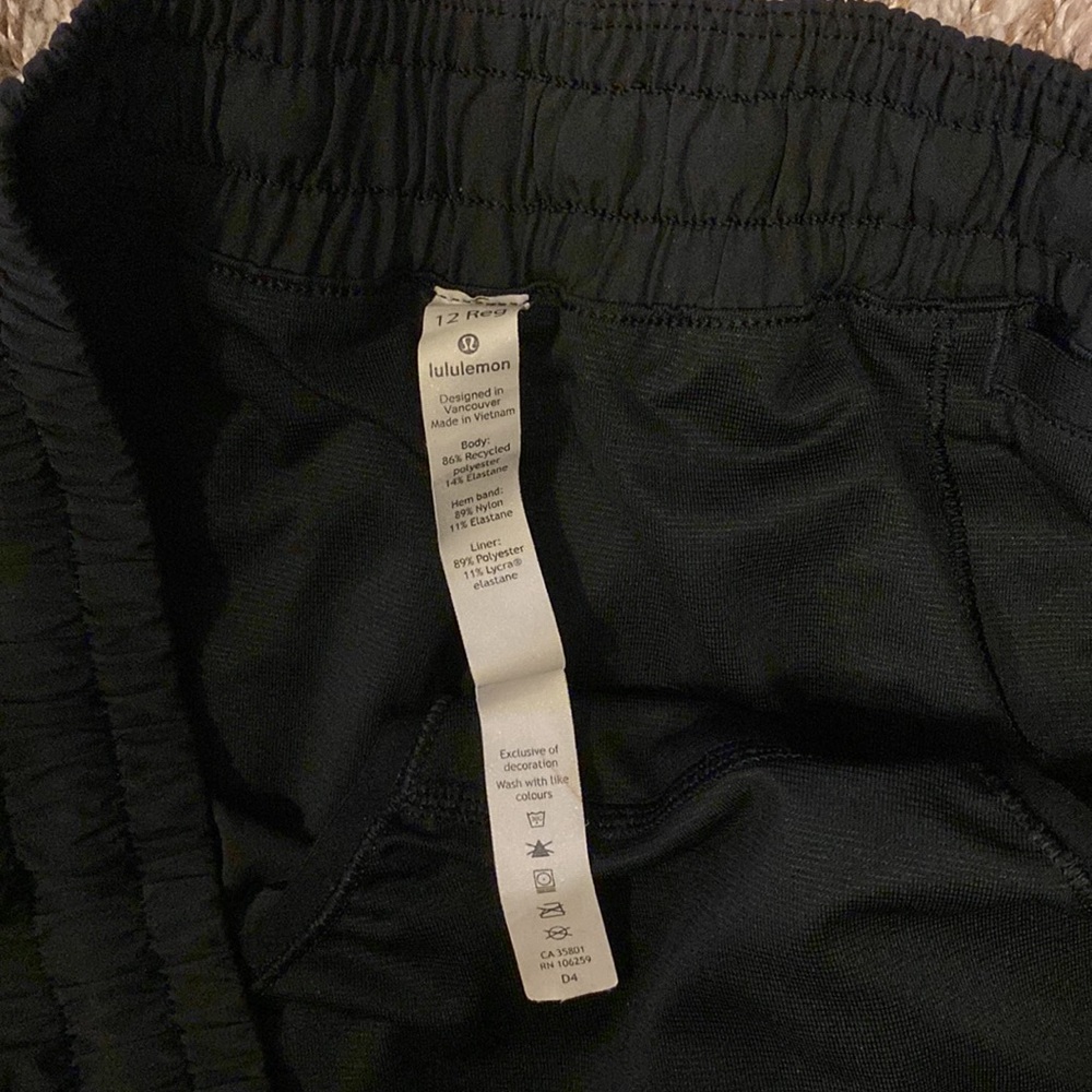 black Lululemon hotty hot shorts size 12 2.5 inch - Picture 4 of 4